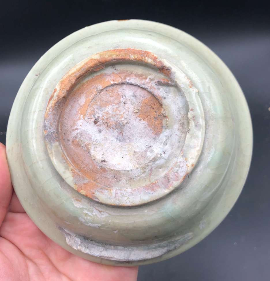 N&C 第十六期: 精品古董文物专场 龙泉窑青釉印花笔洗，物件没磕，器型端正，厚釉梅子青碧绿细腻，洗中印花，具体品相如图