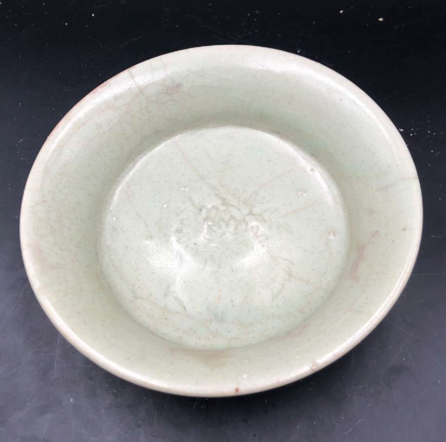 N&C 第十六期: 精品古董文物专场 龙泉窑青釉印花笔洗，物件没磕，器型端正，厚釉梅子青碧绿细腻，洗中印花，具体品相如图