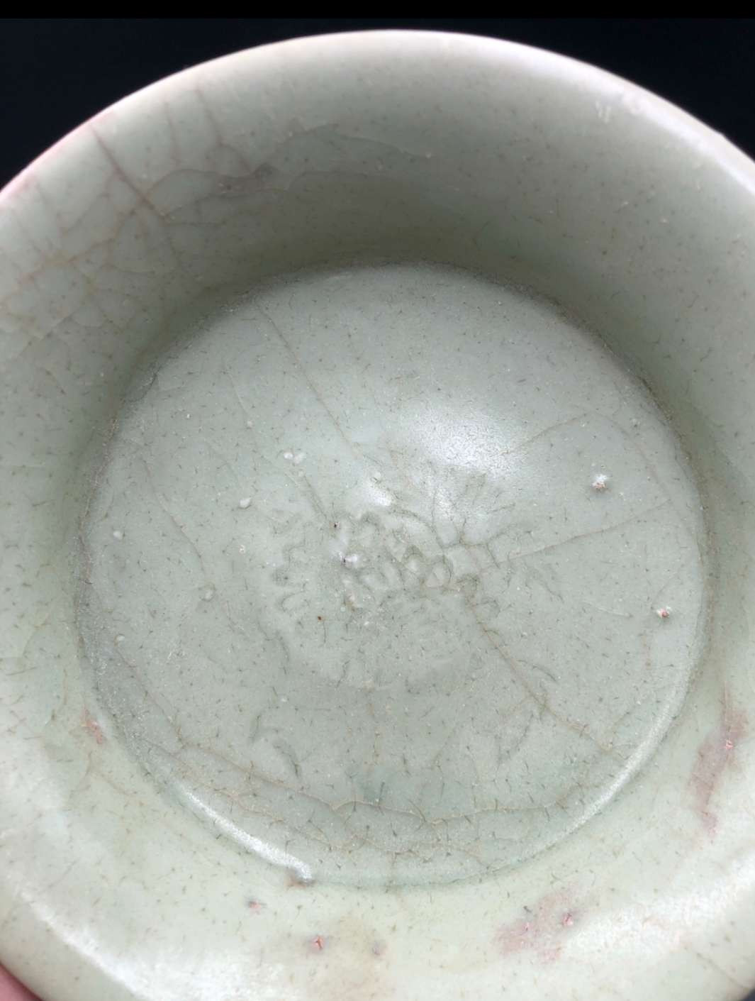 N&C 第十六期: 精品古董文物专场 龙泉窑青釉印花笔洗，物件没磕，器型端正，厚釉梅子青碧绿细腻，洗中印花，具体品相如图