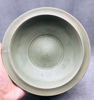 N&C 第十六期: 精品古董文物专场 - 宋元龙泉腰折沿洗，大窑出品，造型古朴雅致，梅子青发色，釉水一级，尺寸大，口沿一个小小的窑裂，天然的，不算毛病，其余全品，档次高喜欢的不要错过。