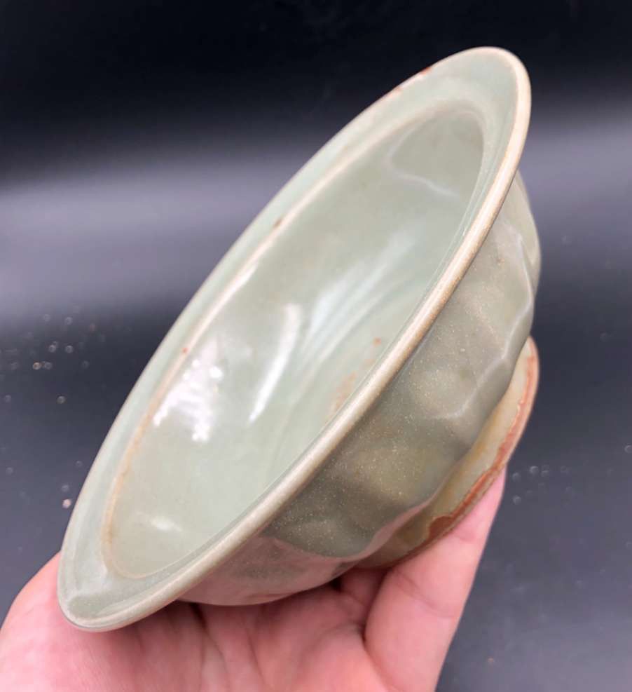 N&C 第十六期: 精品古董文物专场 难得窑口珍品! 龙泉窑青釉莲瓣双鱼洗，物件全品，器型端正，莲瓣漂亮，折沿器型，双鱼清晰，具体品相如图