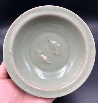 N&C 第十六期: 精品古董文物专场 - 难得窑口珍品! 龙泉窑青釉莲瓣双鱼洗，物件全品，器型端正，莲瓣漂亮，折沿器型，双鱼清晰，具体品相如图