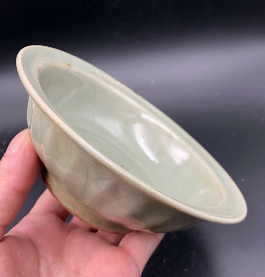 N&C 第十六期: 精品古董文物专场 难得窑口珍品! 龙泉窑青釉莲瓣双鱼洗，物件全品，器型端正，莲瓣漂亮，折沿器型，双鱼清晰，具体品相如图