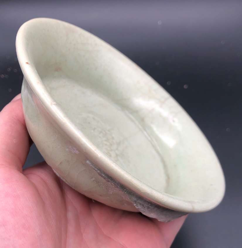 N&C 第十六期: 精品古董文物专场 龙泉窑青釉印花笔洗，物件没磕，器型端正，厚釉梅子青碧绿细腻，洗中印花，具体品相如图