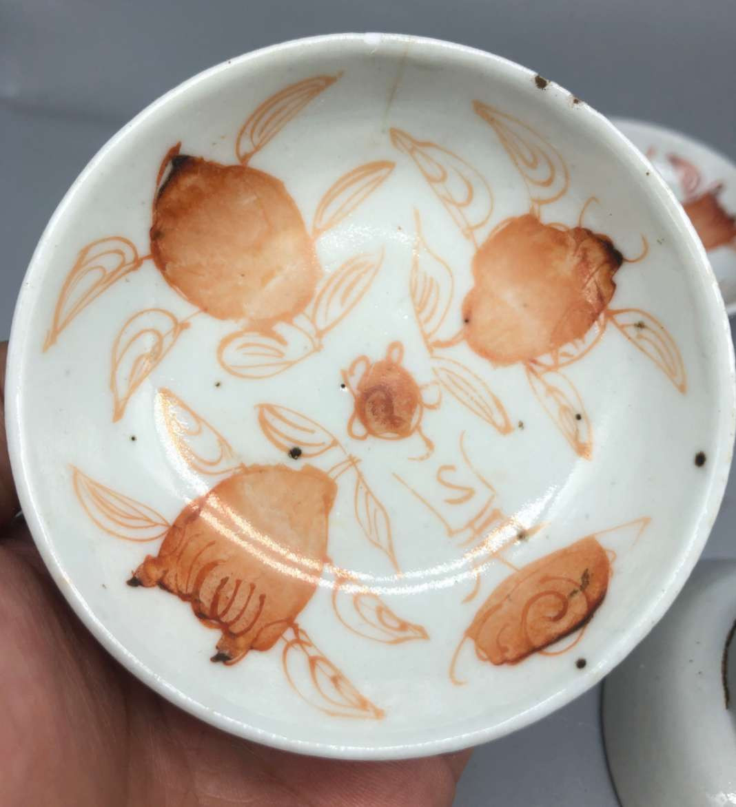 N&C 第十六期: 精品古董文物专场 清晚期矾红三多小碟 可作笔舔用，发色正，画片古朴优雅，寓意吉祥，直径8左右