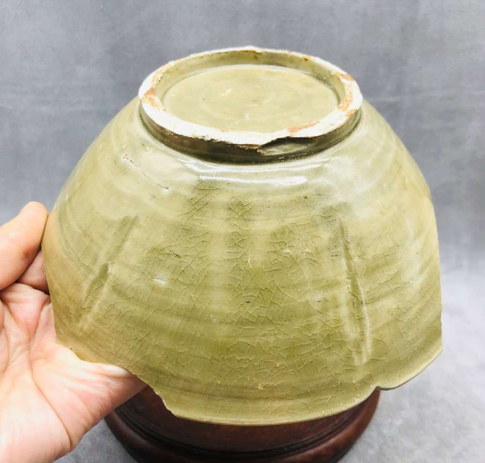 N&C 第十六期: 精品古董文物专场 樾腰瓜棱碗标本，造型古朴雅致，橄榄绿发色,釉水一级，尺寸大，档次高，垫烧痕迹明显，学习利器、喜欢的不要错过