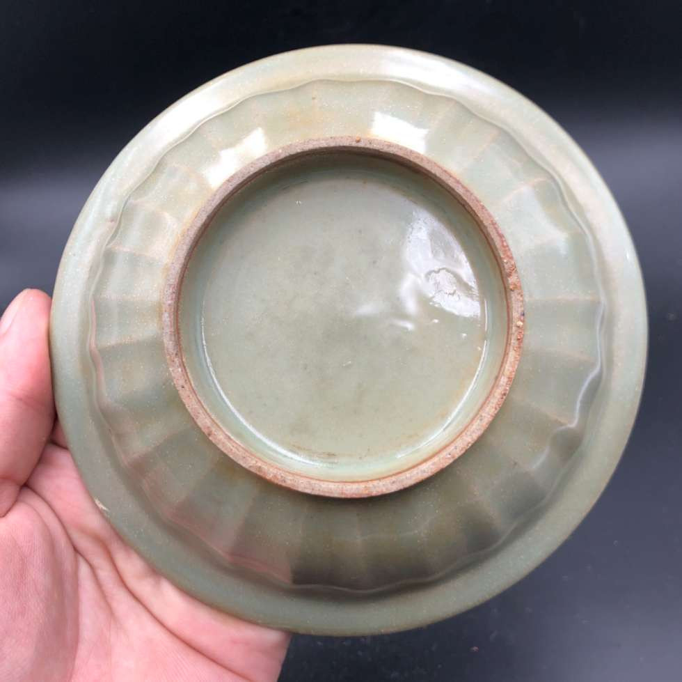 N&C 第十六期: 精品古董文物专场 难得窑口珍品! 龙泉窑青釉莲瓣双鱼洗，物件全品，器型端正，莲瓣漂亮，折沿器型，双鱼清晰，具体品相如图