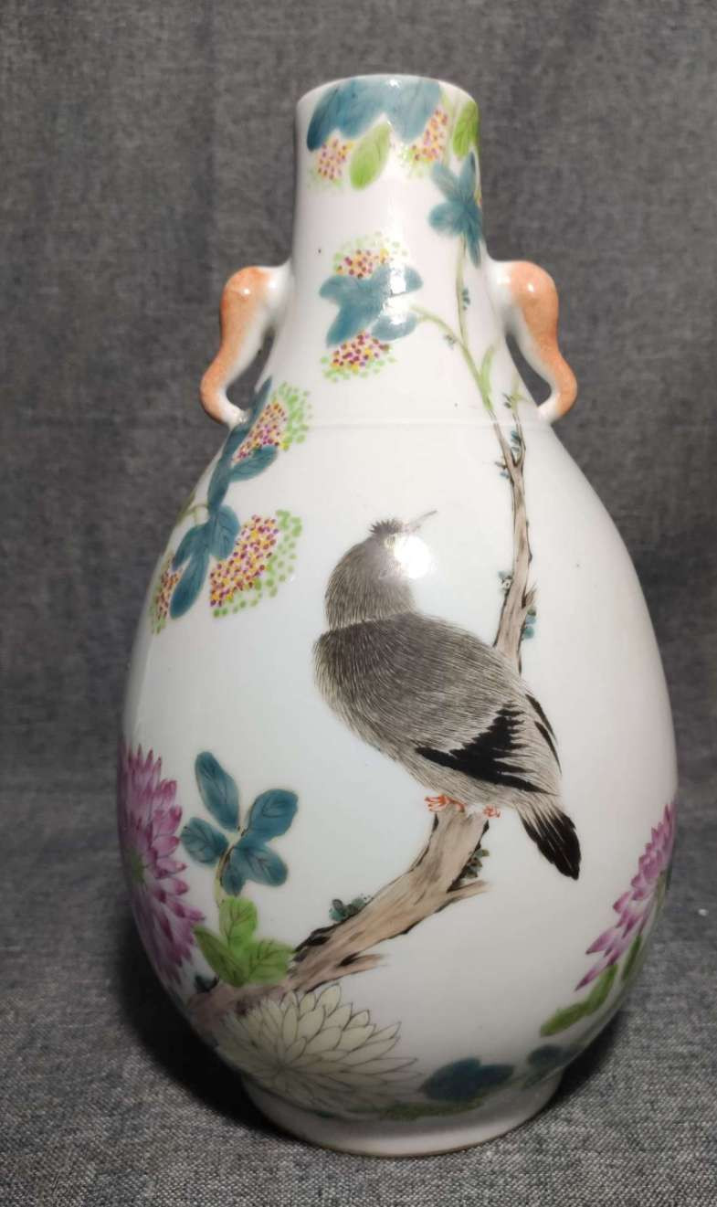 N&C 第十六期: 精品古董文物专场 民国 名家!浅绛彩象耳尊 *高28.5cm。全品。画工精美，包浆自然，瓷质细腻。喜欢的朋友不要错过了。