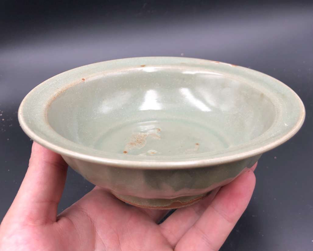 N&C 第十六期: 精品古董文物专场 难得窑口珍品! 龙泉窑青釉莲瓣双鱼洗，物件全品，器型端正，莲瓣漂亮，折沿器型，双鱼清晰，具体品相如图