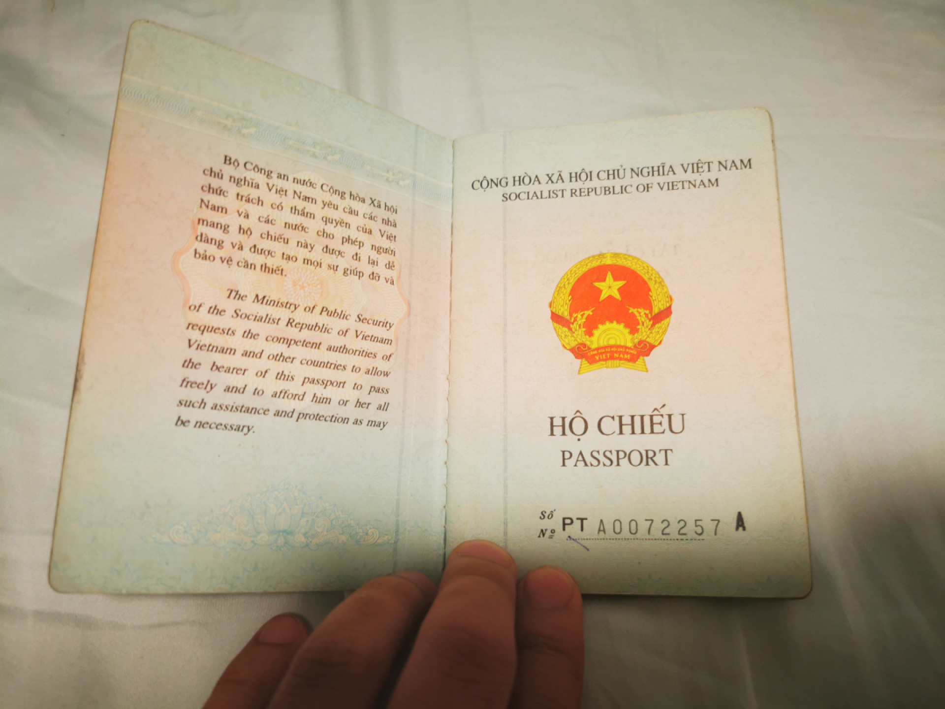 【鲸贝乐淘★自动结拍★119拍★叁拍包邮】千字文·第“昼眠夕寐，蓝笋象床”号拍卖 【越南🇻🇳★护照】9.8品新，内有大量中国签证，护照收藏佳品