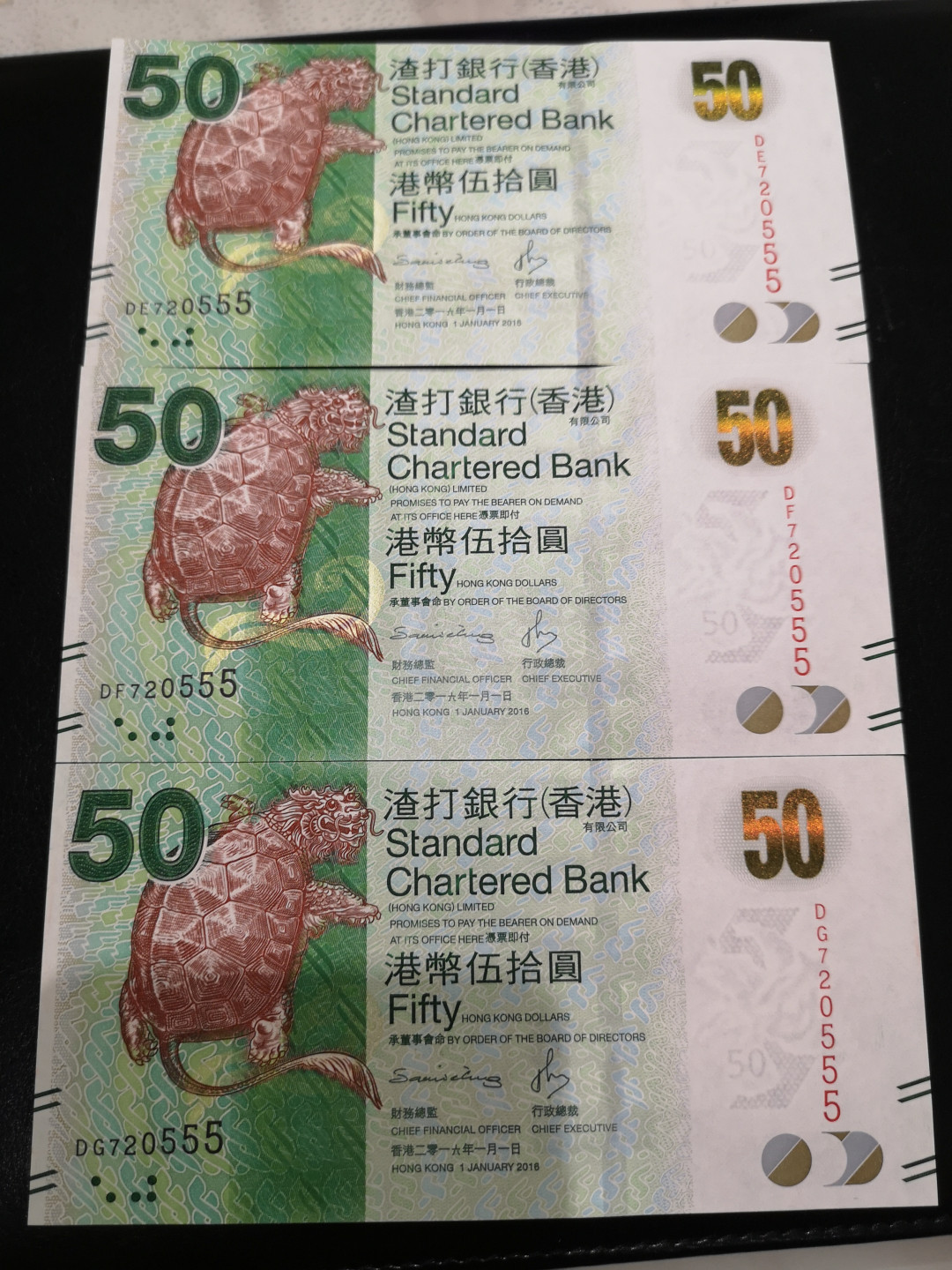 《外钞收藏家》第一百三十期拍卖 2019年渣打50元 555豹子号 3连号 全新UNC