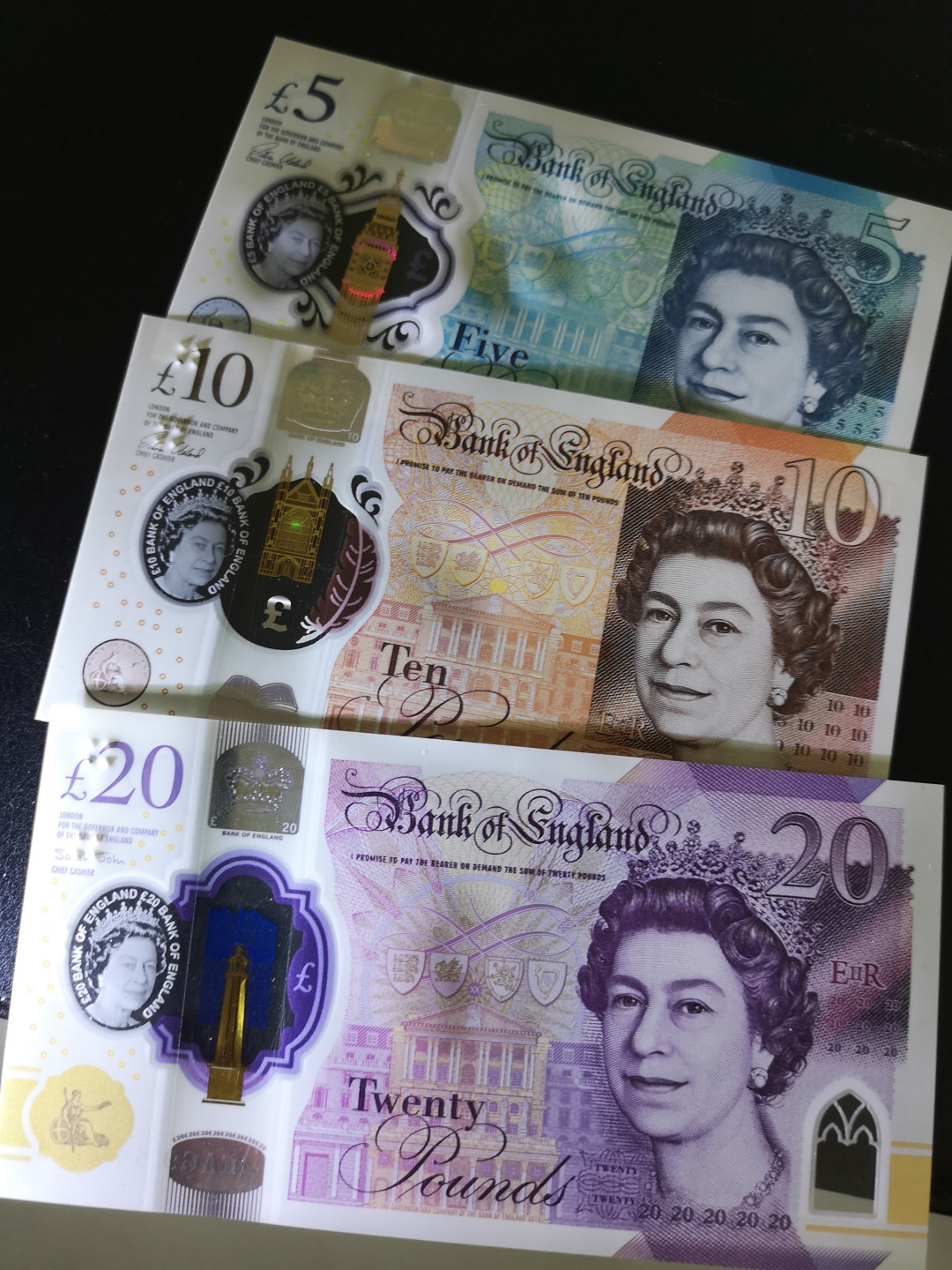 《外钞收藏家》第一百三十期拍卖 最新版英国5、10、20镑 三张 全新UNC