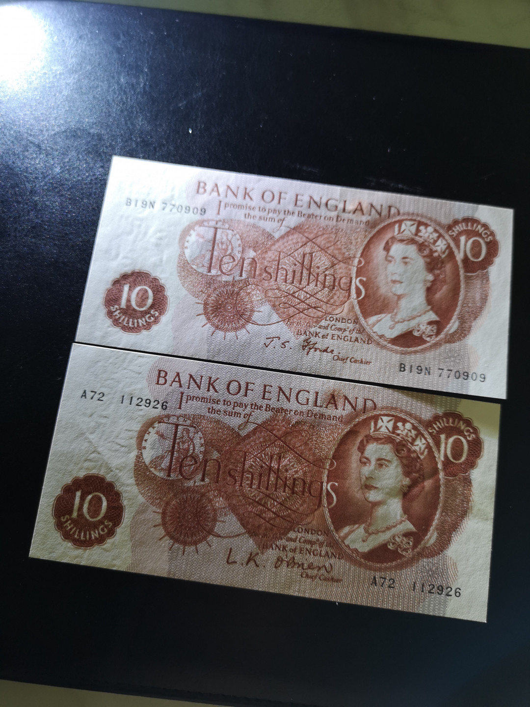 《外钞收藏家》第一百三十期拍卖 英国C序列10先令 两张一起 全新UNC