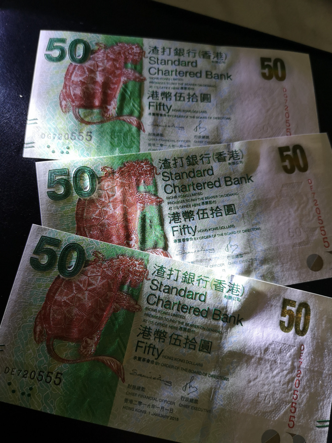 《外钞收藏家》第一百三十期拍卖 2019年渣打50元 555豹子号 3连号 全新UNC