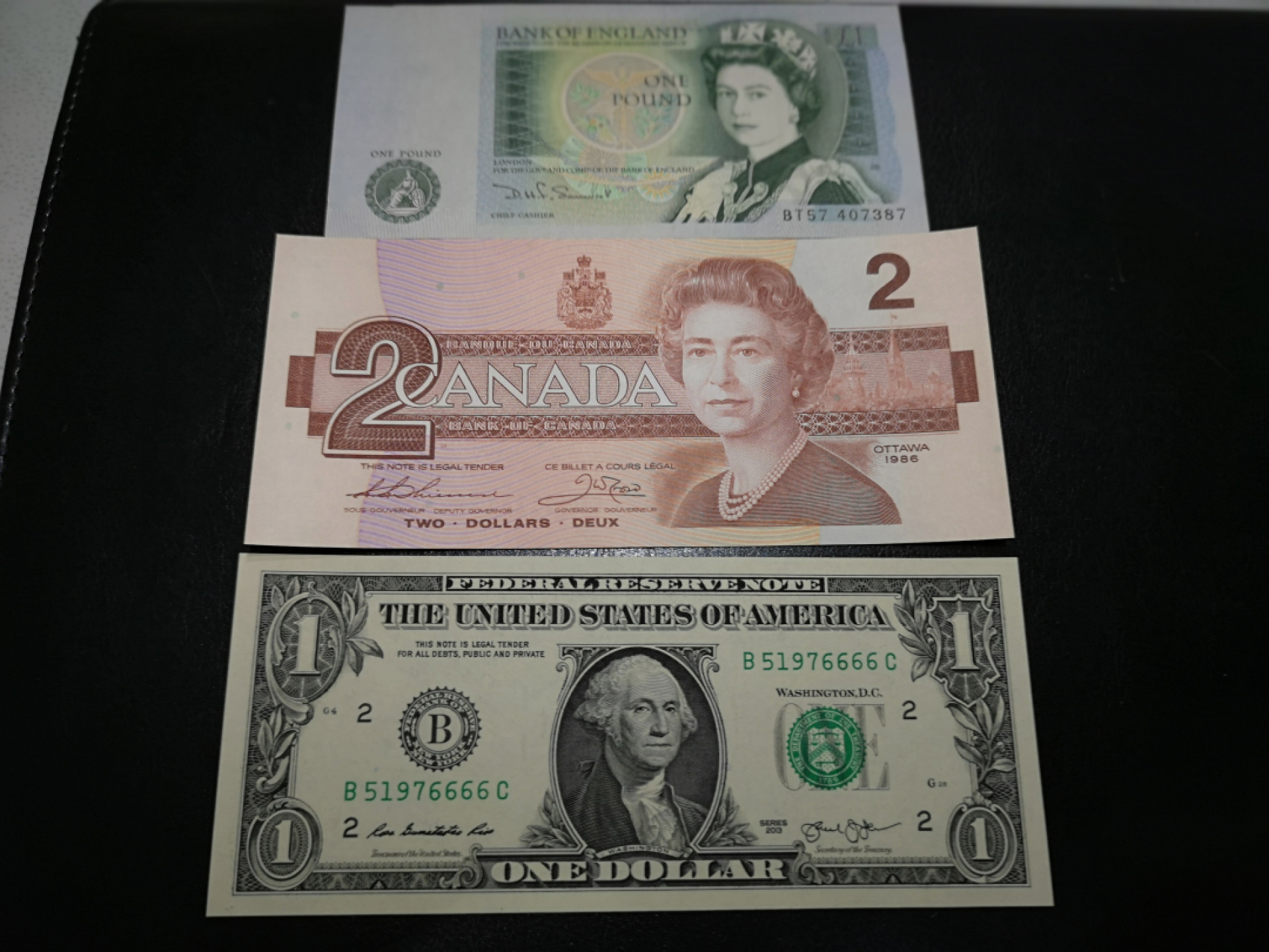 《外钞收藏家》第一百三十期拍卖 美、英、加三国小面额各一张 加拿大是666豹子号 美元是狮子号 全新UNC