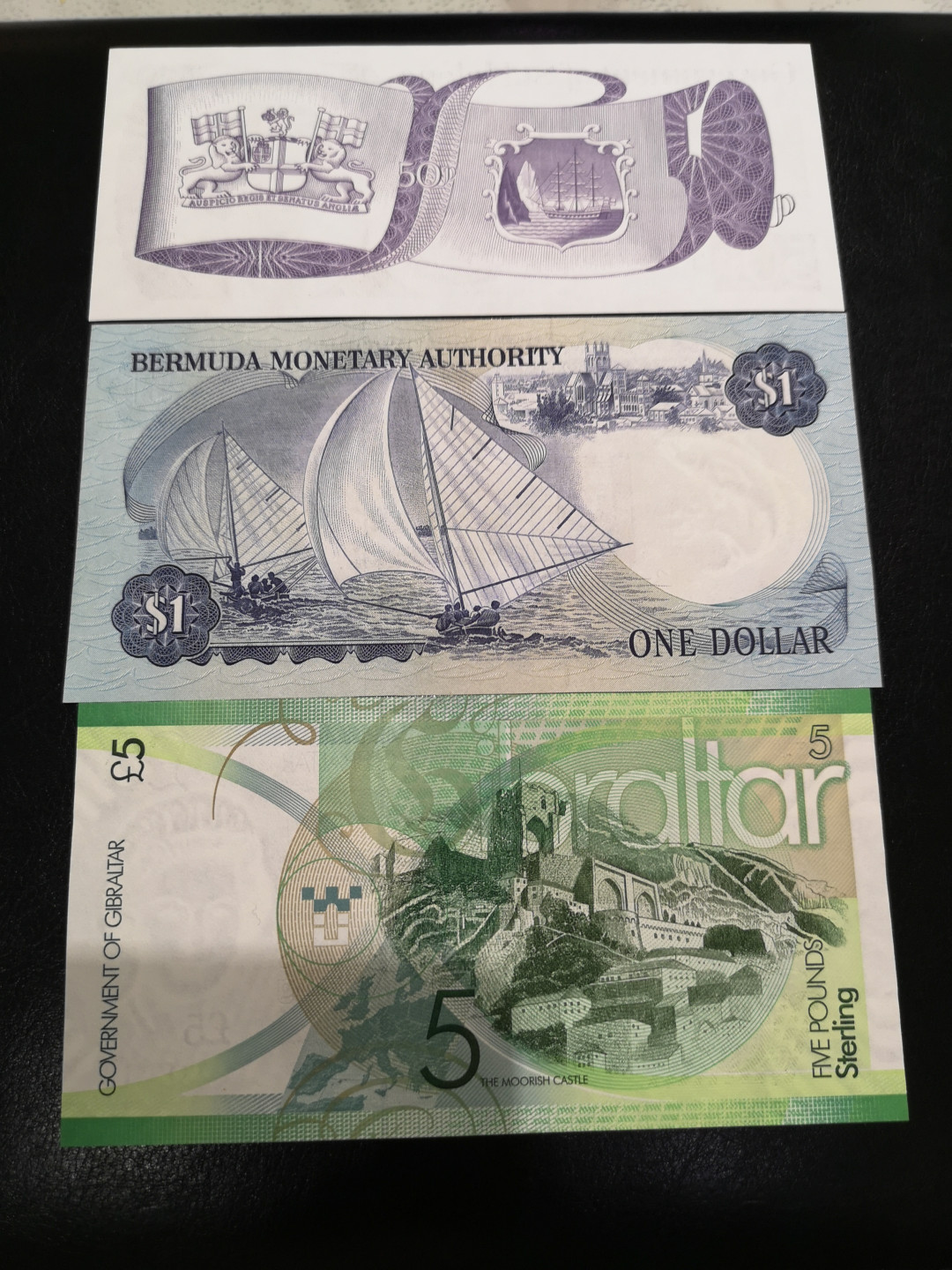 《外钞收藏家》第一百三十期拍卖 三张 女王钞 有A冠和百位号 全新UNC