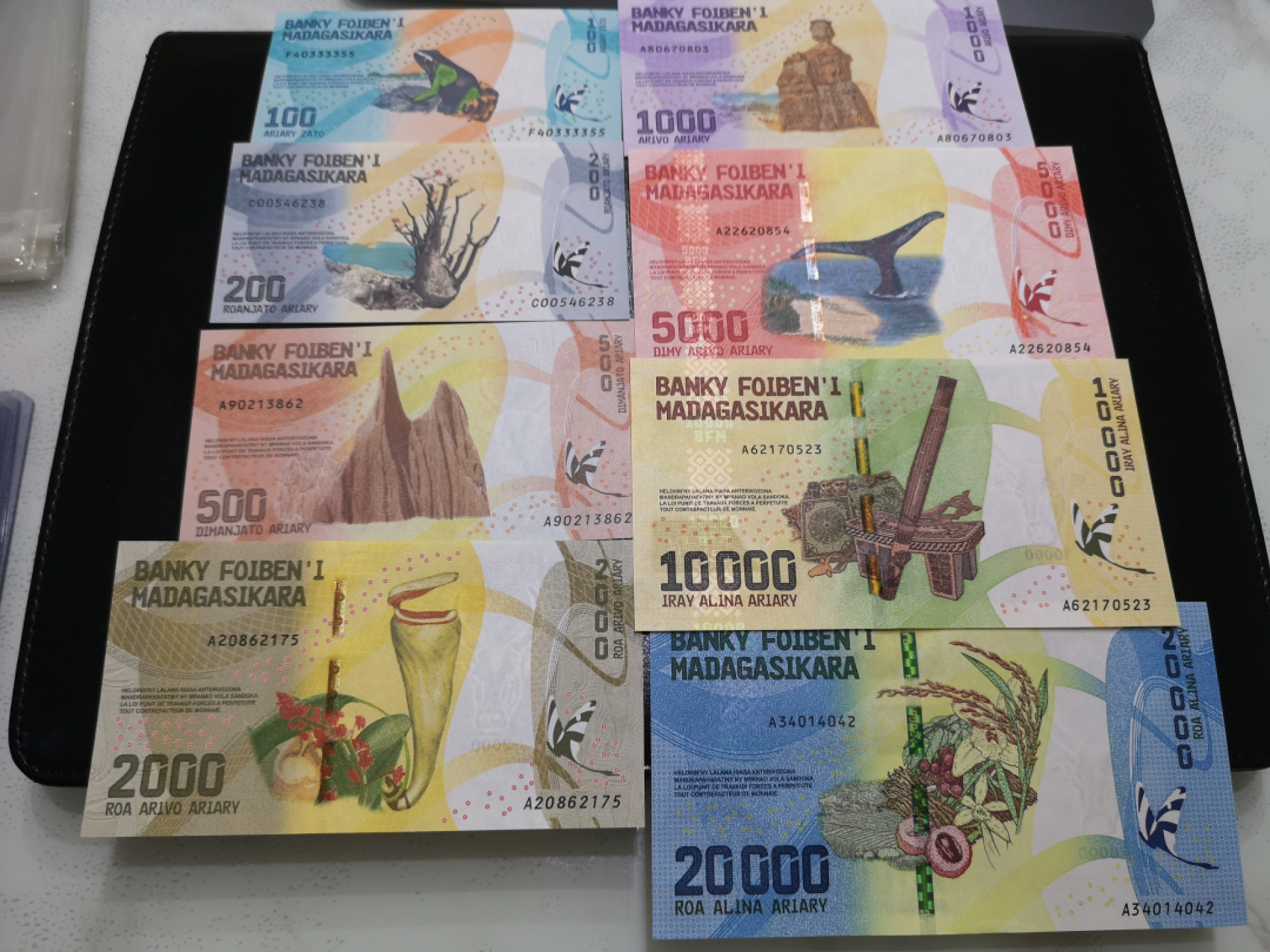 《外钞收藏家》第一百三十期拍卖 马达加斯加一套8张 全新UNC