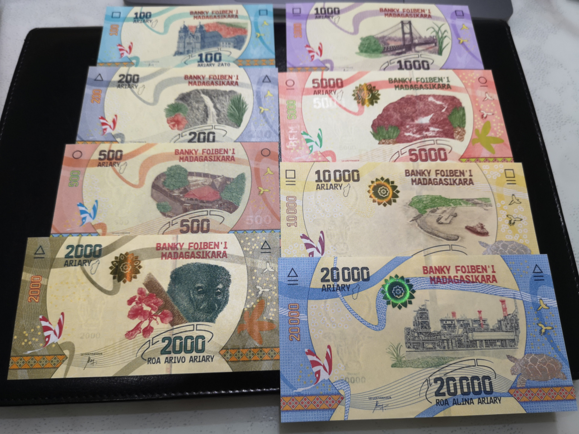 《外钞收藏家》第一百三十期拍卖 马达加斯加一套8张 全新UNC