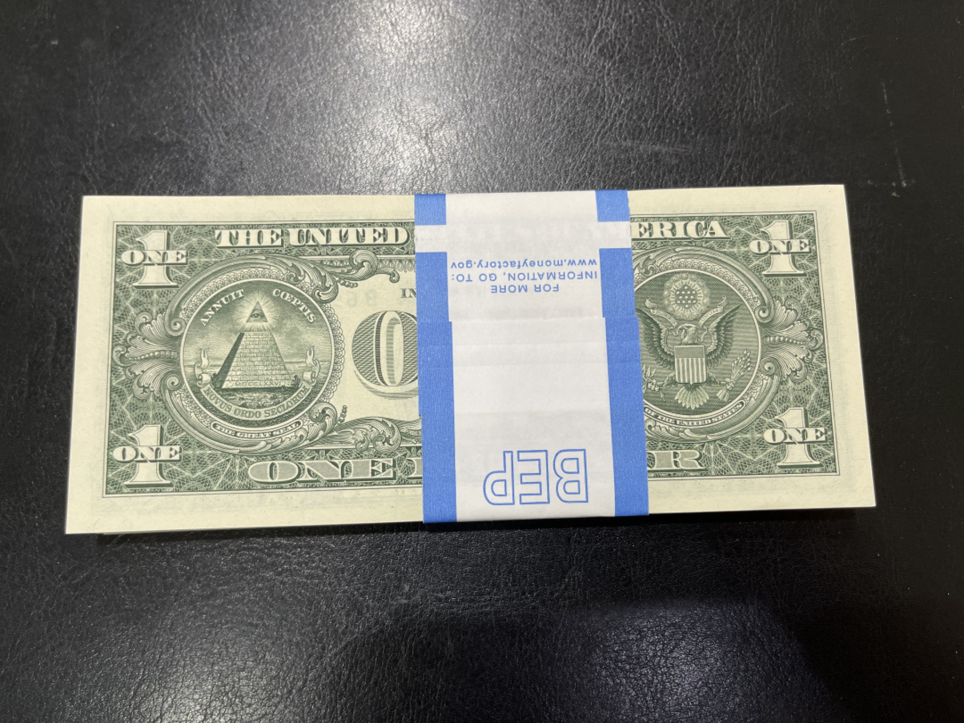 《外钞收藏家》第一百三十期拍卖 1美元刀货 标百 品相非常好 带盒子 无347 601尾