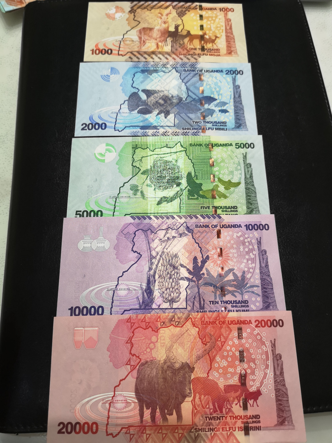 《外钞收藏家》第一百三十期拍卖 乌干达5张小面额 全部是888豹子号 全新UNC