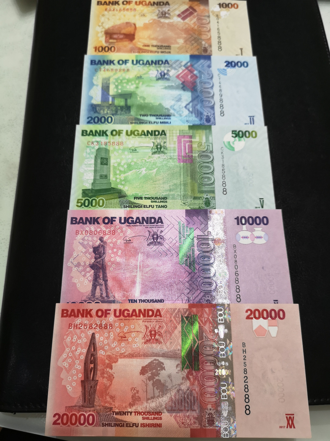 《外钞收藏家》第一百三十期拍卖 乌干达5张小面额 全部是888豹子号 全新UNC