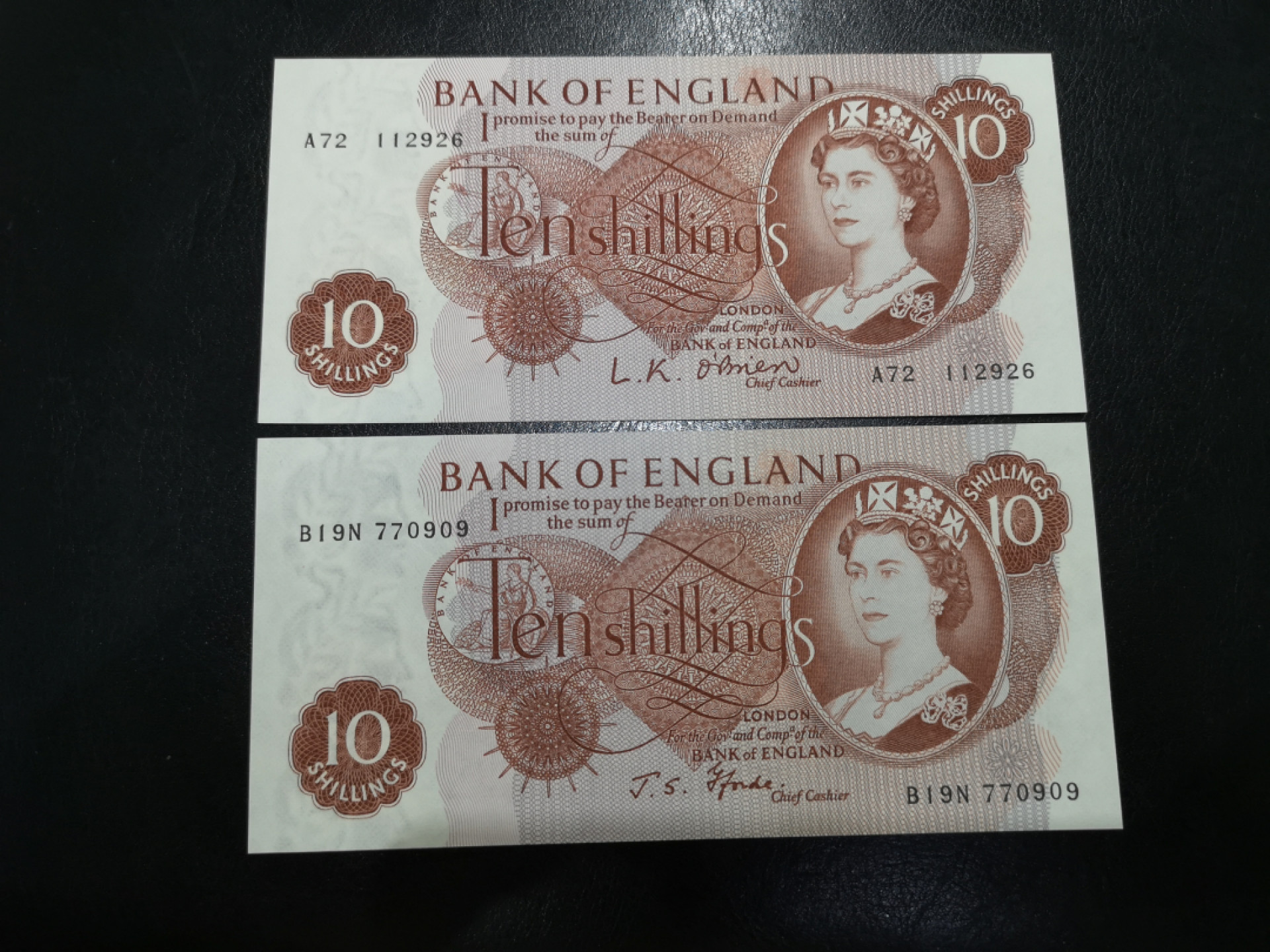 《外钞收藏家》第一百三十期拍卖 英国C序列10先令 两张一起 全新UNC