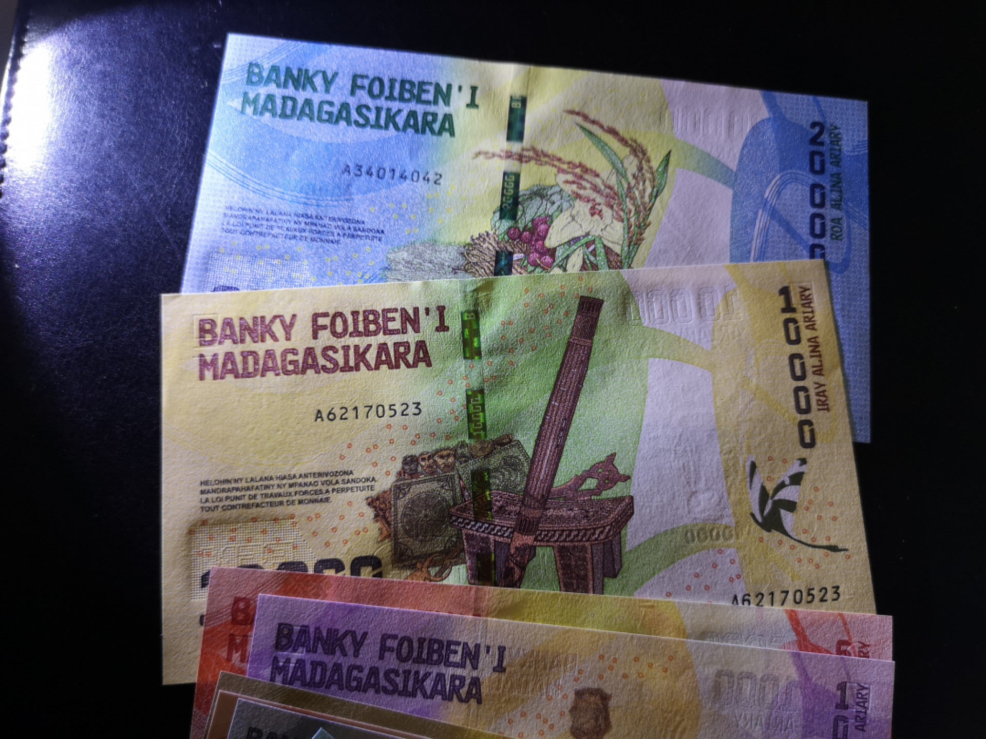 《外钞收藏家》第一百三十期拍卖 马达加斯加一套8张 全新UNC