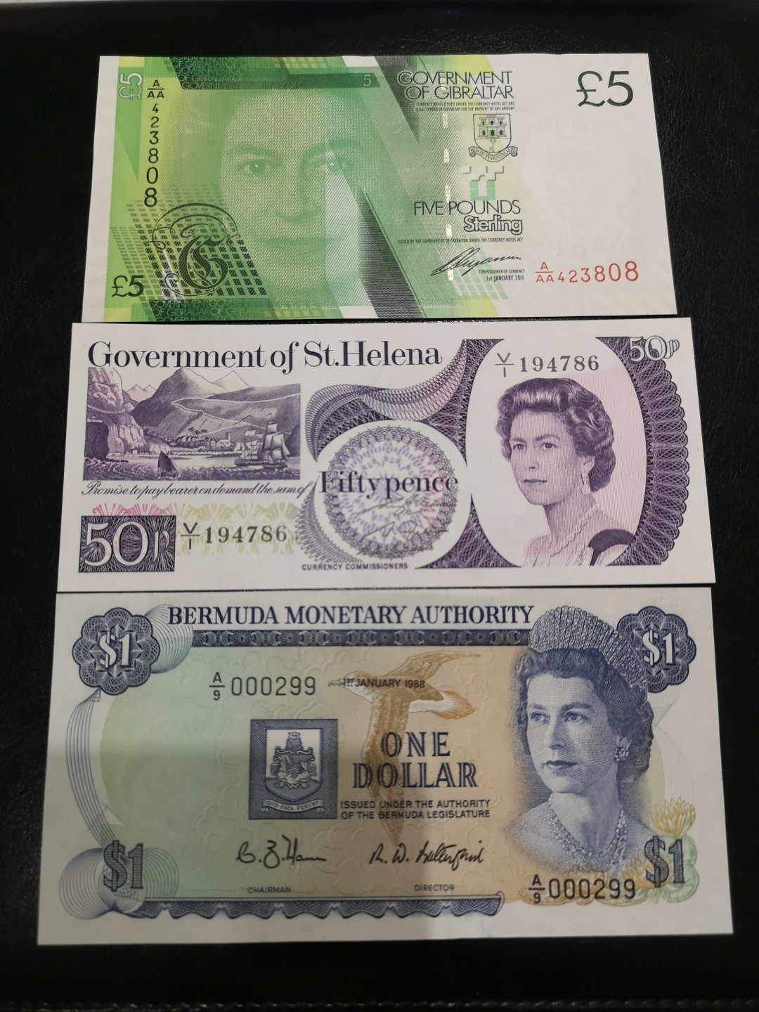 《外钞收藏家》第一百三十期拍卖 三张 女王钞 有A冠和百位号 全新UNC