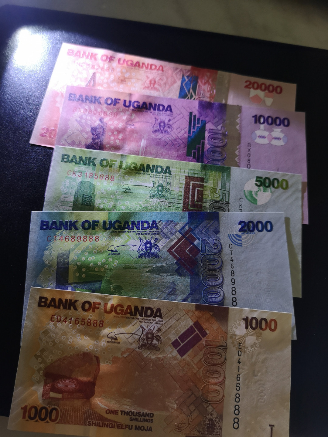 《外钞收藏家》第一百三十期拍卖 乌干达5张小面额 全部是888豹子号 全新UNC