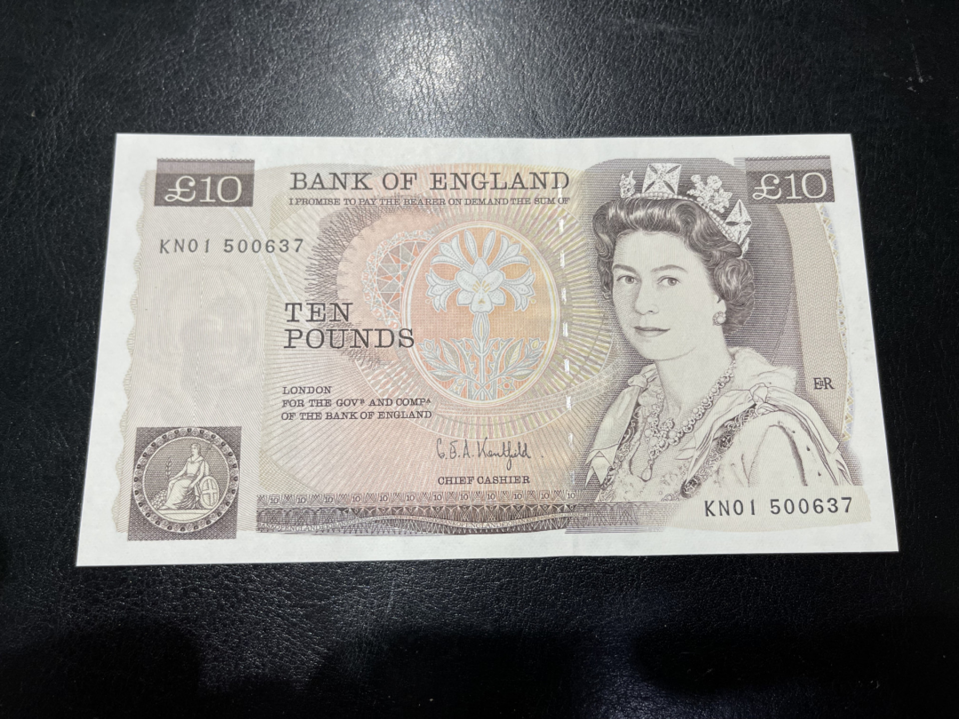 《外钞收藏家》第一百三十期拍卖 英国D系列 末签 10镑 全新UNC KN01首发冠