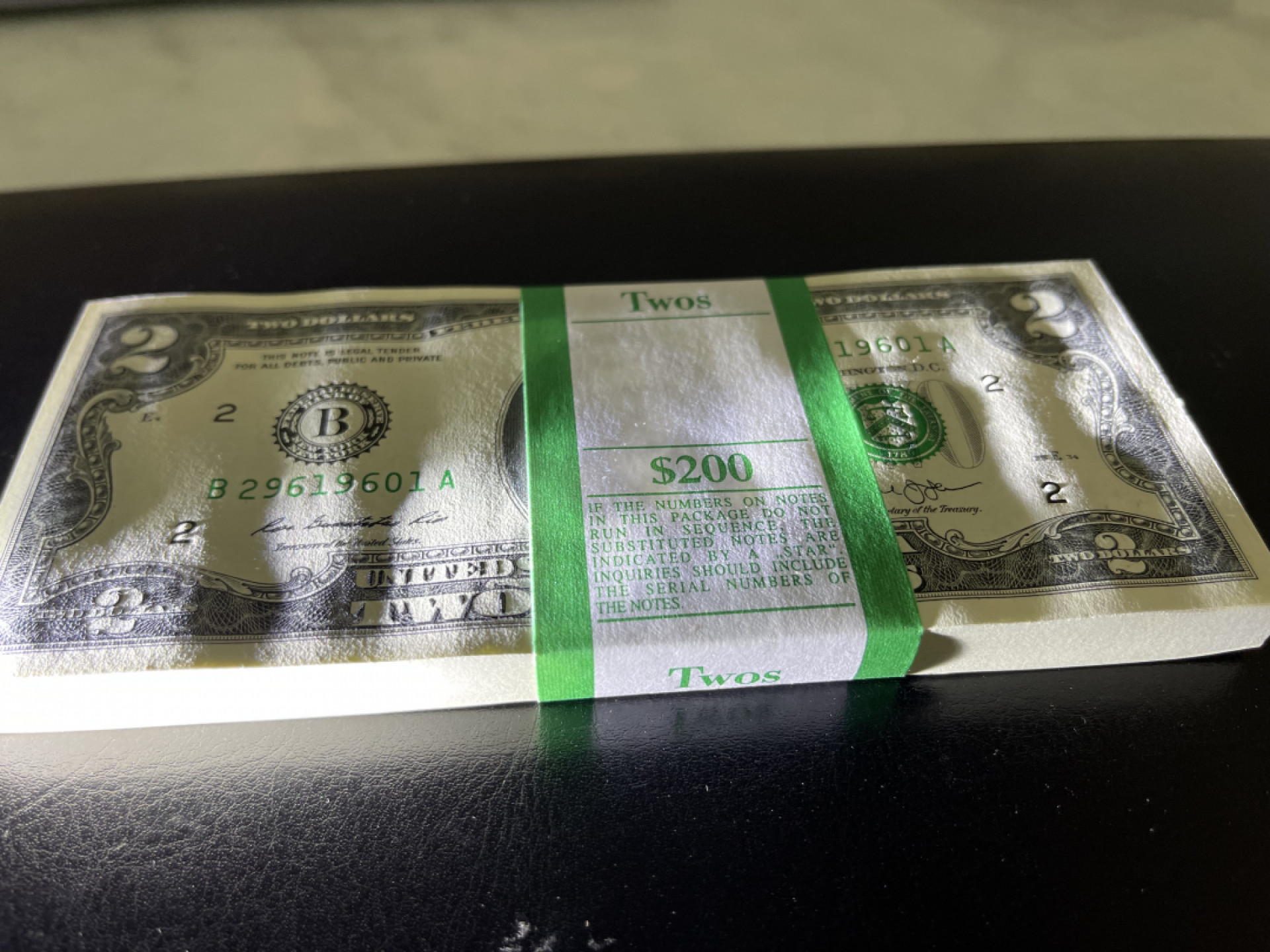 《外钞收藏家》第一百三十期拍卖 2美元刀货 标百 品相非常好 配盒子包装 无347靓号