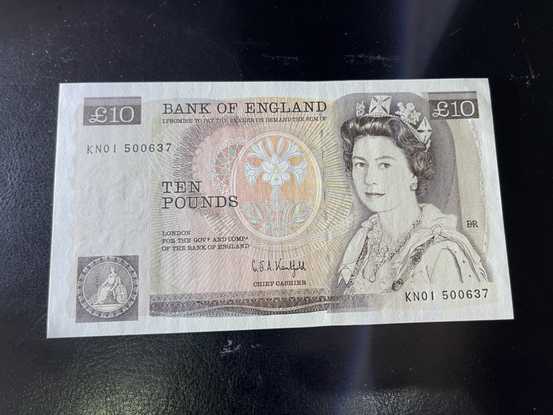 《外钞收藏家》第一百三十期拍卖 英国D系列 末签 10镑 全新UNC KN01首发冠