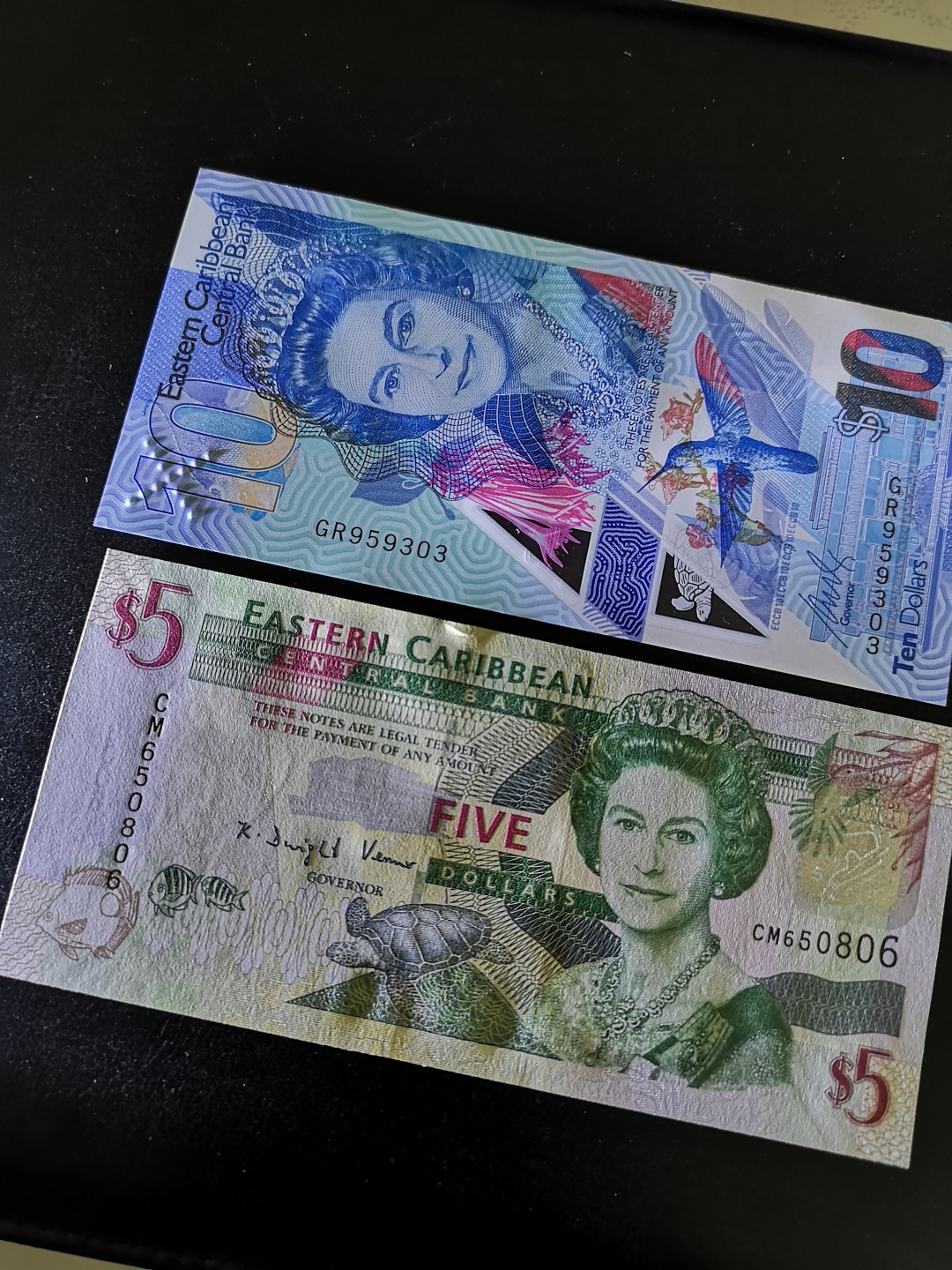 《外钞收藏家》第一百三十期拍卖 东加勒比 两个版本 各一张  全新UNC 都是无47