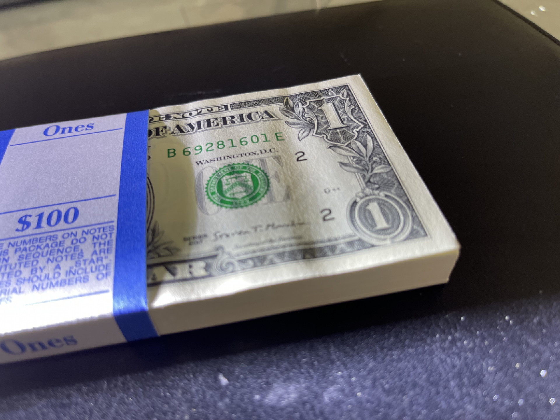 《外钞收藏家》第一百三十期拍卖 1美元刀货 标百 品相非常好 带盒子 无347 601尾