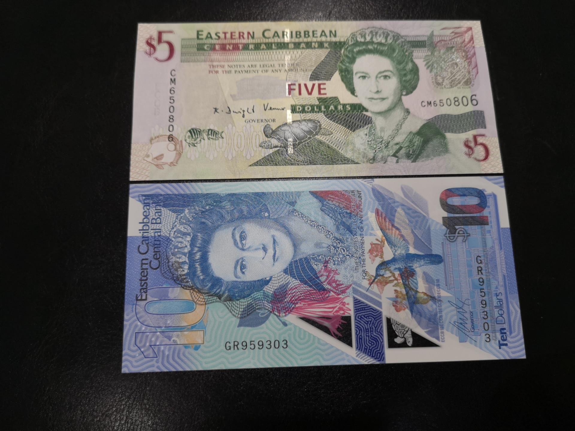 《外钞收藏家》第一百三十期拍卖 东加勒比 两个版本 各一张  全新UNC 都是无47