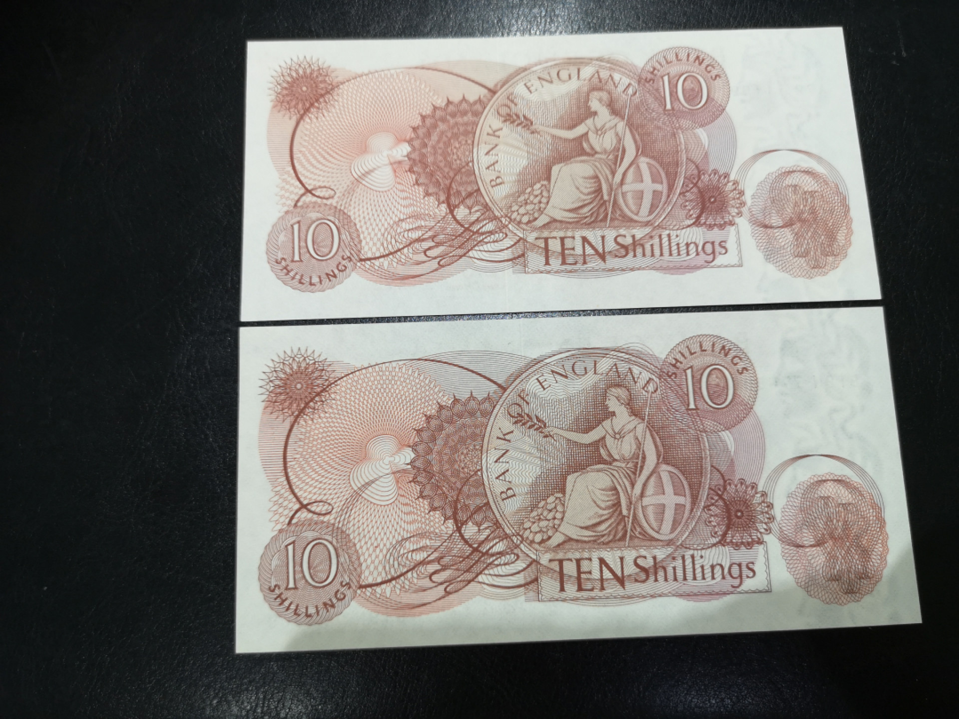 《外钞收藏家》第一百三十期拍卖 英国C序列10先令 两张一起 全新UNC