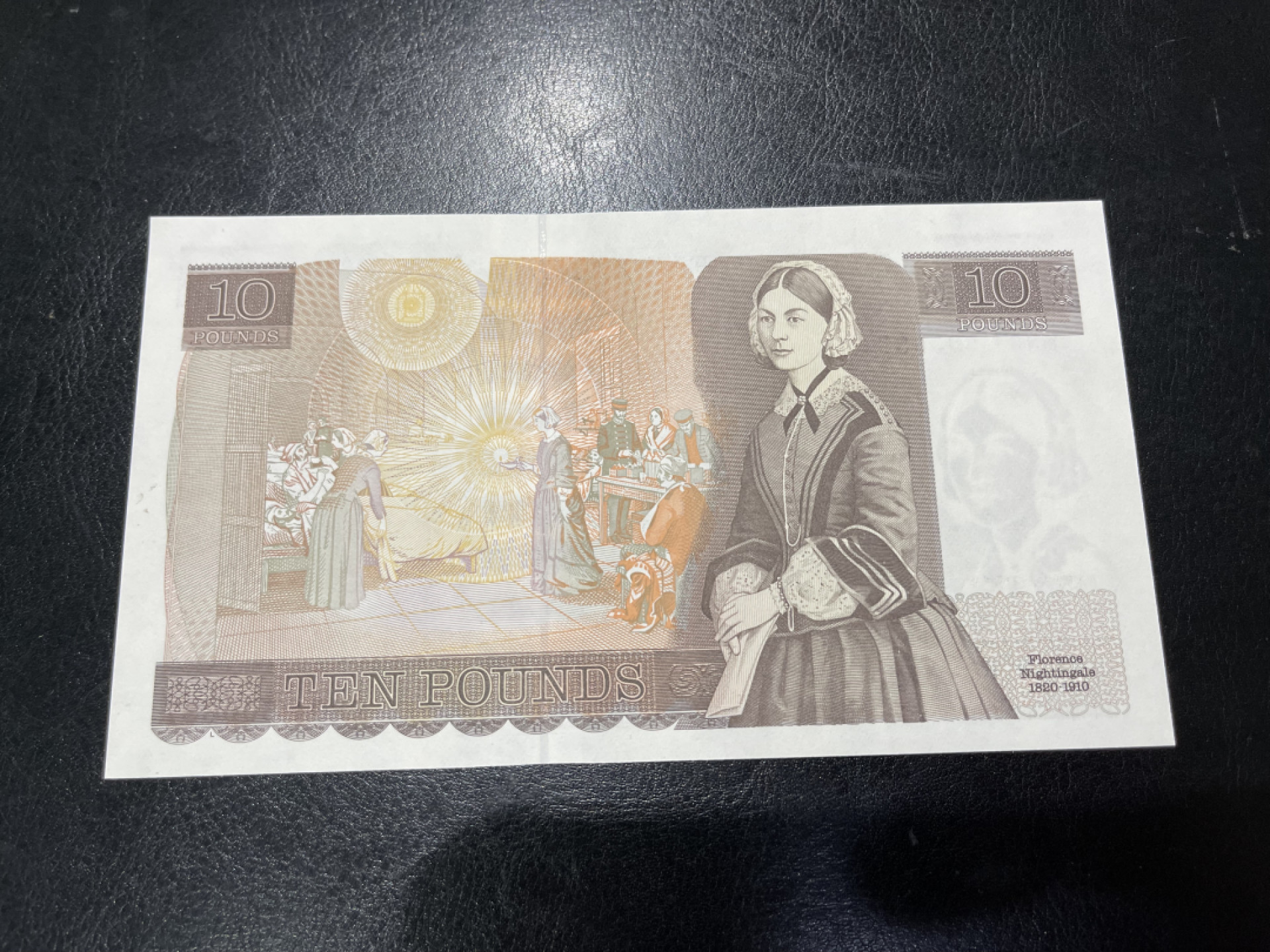 《外钞收藏家》第一百三十期拍卖 英国D系列 末签 10镑 全新UNC KN01首发冠