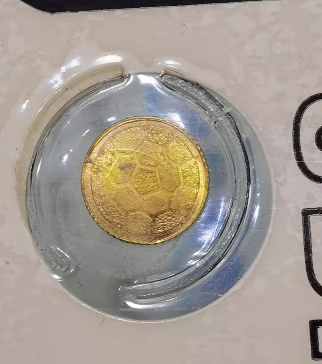 北京马甸外币专卖微拍第六十期，外国金银币专场，陆续上新，欢迎光临 意大利墨足球小金章，重0.5克，成色不详，品相如图 