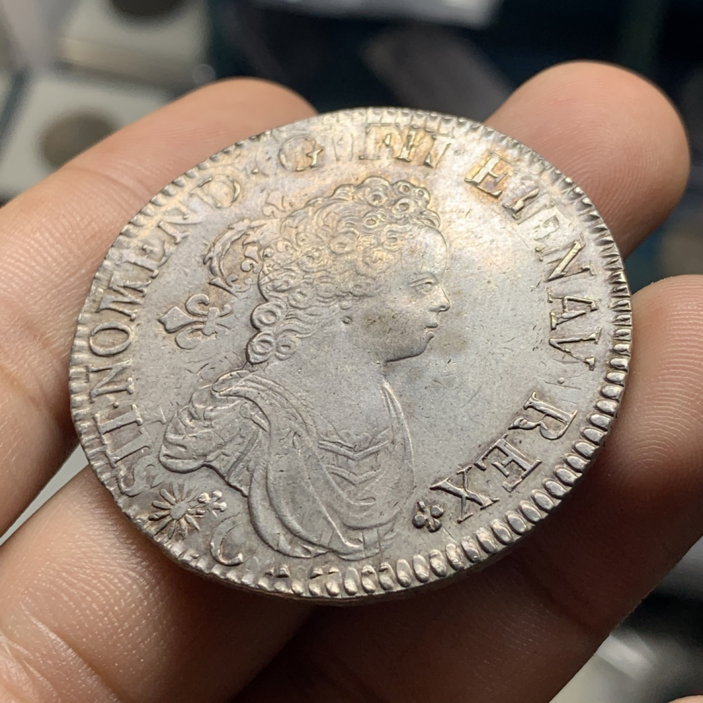 《竞宝斋》钱币微拍-第7场（不限金额顺丰包邮） 稀少 好品 1716年 法国路易十五 小萌孩 埃居 大银币30.3g，42.8mm（币胚为路易十四太阳王，表情呆萌，细节打制的非常清晰，难得品种）