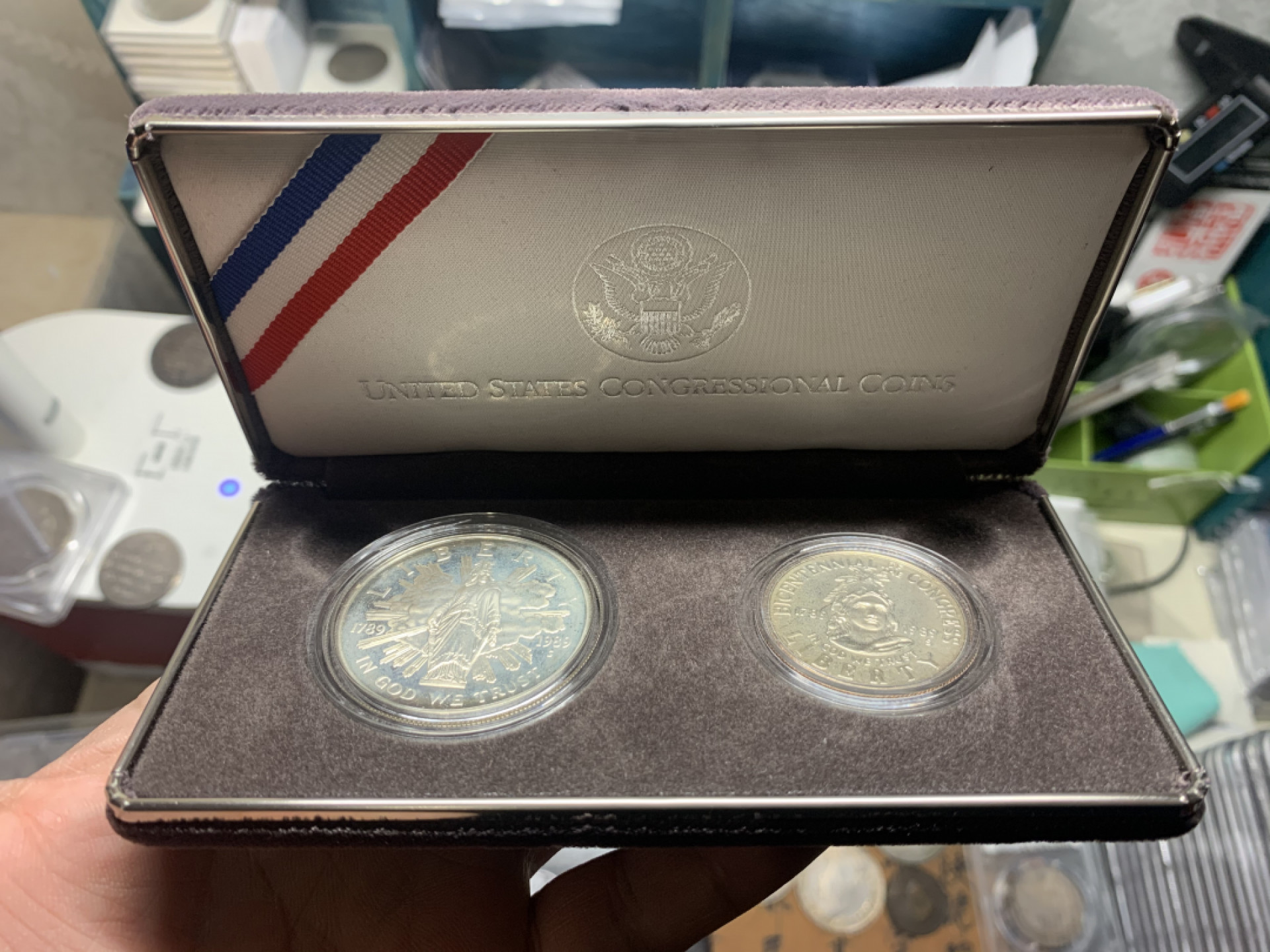 《竞宝斋》钱币微拍-第7场（不限金额顺丰包邮） 美国 1989年 “我们相信上帝” 1元银币 和 半圆镍币 精制 原盒证书 非常完美