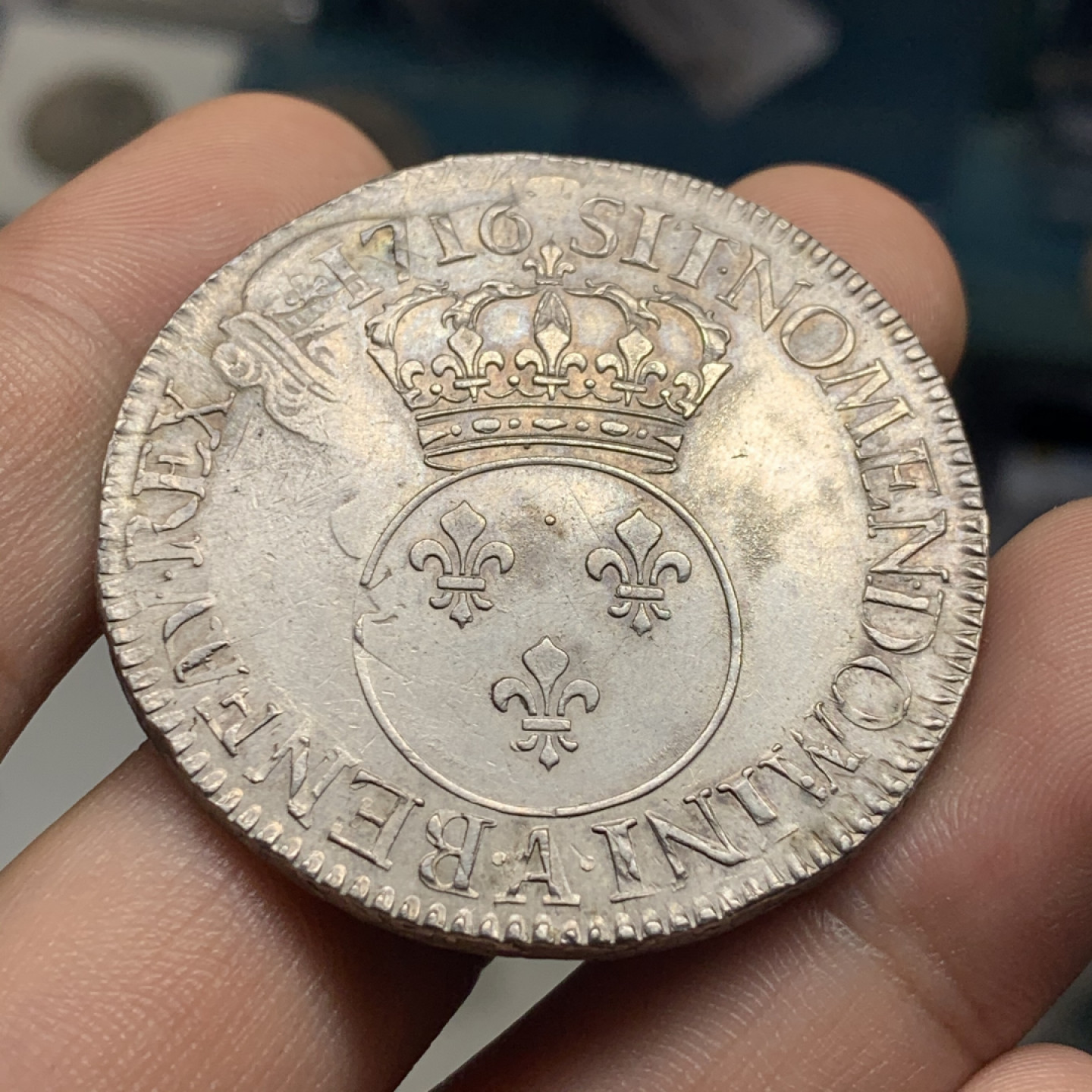 《竞宝斋》钱币微拍-第7场（不限金额顺丰包邮） 稀少 好品 1716年 法国路易十五 小萌孩 埃居 大银币30.3g，42.8mm（币胚为路易十四太阳王，表情呆萌，细节打制的非常清晰，难得品种）