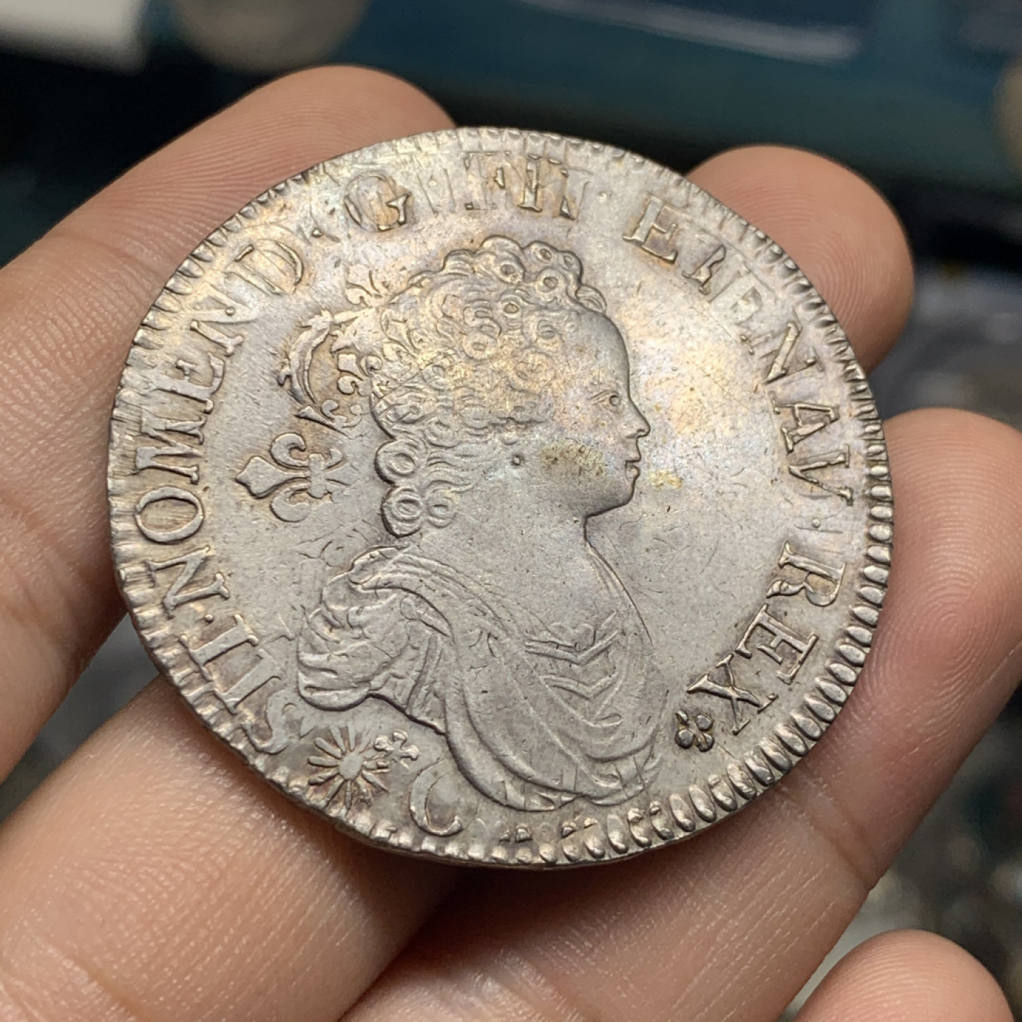 《竞宝斋》钱币微拍-第7场（不限金额顺丰包邮） 稀少 好品 1716年 法国路易十五 小萌孩 埃居 大银币30.3g，42.8mm（币胚为路易十四太阳王，表情呆萌，细节打制的非常清晰，难得品种）