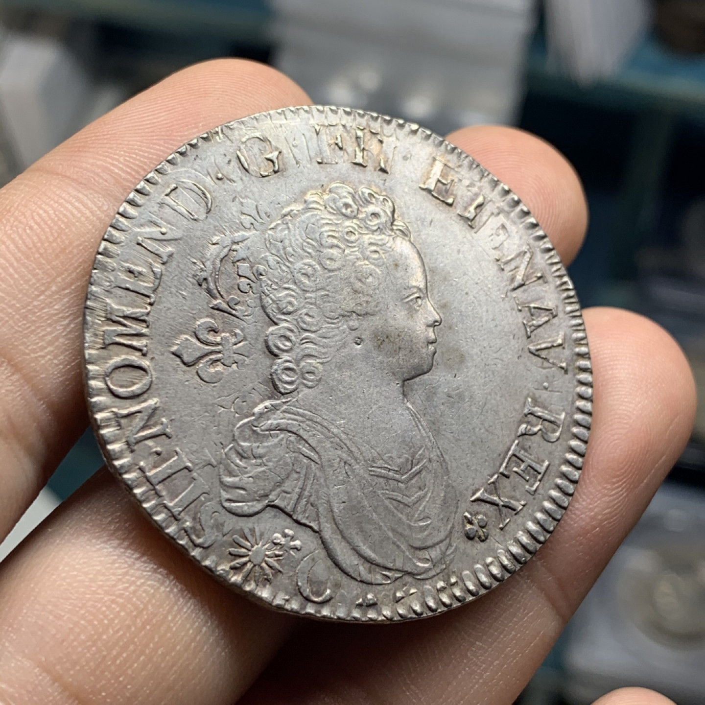 《竞宝斋》钱币微拍-第7场（不限金额顺丰包邮） 稀少 好品 1716年 法国路易十五 小萌孩 埃居 大银币30.3g，42.8mm（币胚为路易十四太阳王，表情呆萌，细节打制的非常清晰，难得品种）