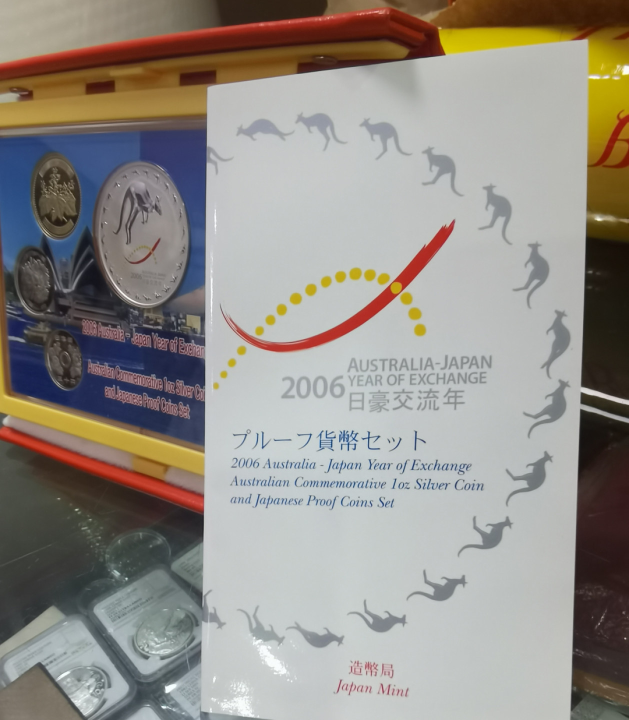 北京马甸外币专卖微拍第六十期，外国金银币专场，陆续上新，欢迎光临 非常漂亮的2006年澳大利亚日本文化交流年，1盎司彩色代鼠银币十日本精制套币，精装册
