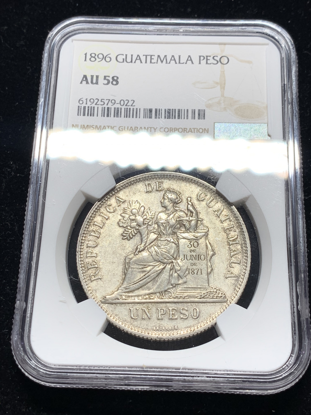 《竞宝斋》钱币微拍-第7场（不限金额顺丰包邮） NGC AU58 危地马拉 1896年 坐人拿花 1比索 原味大银币 南美货现在都大热