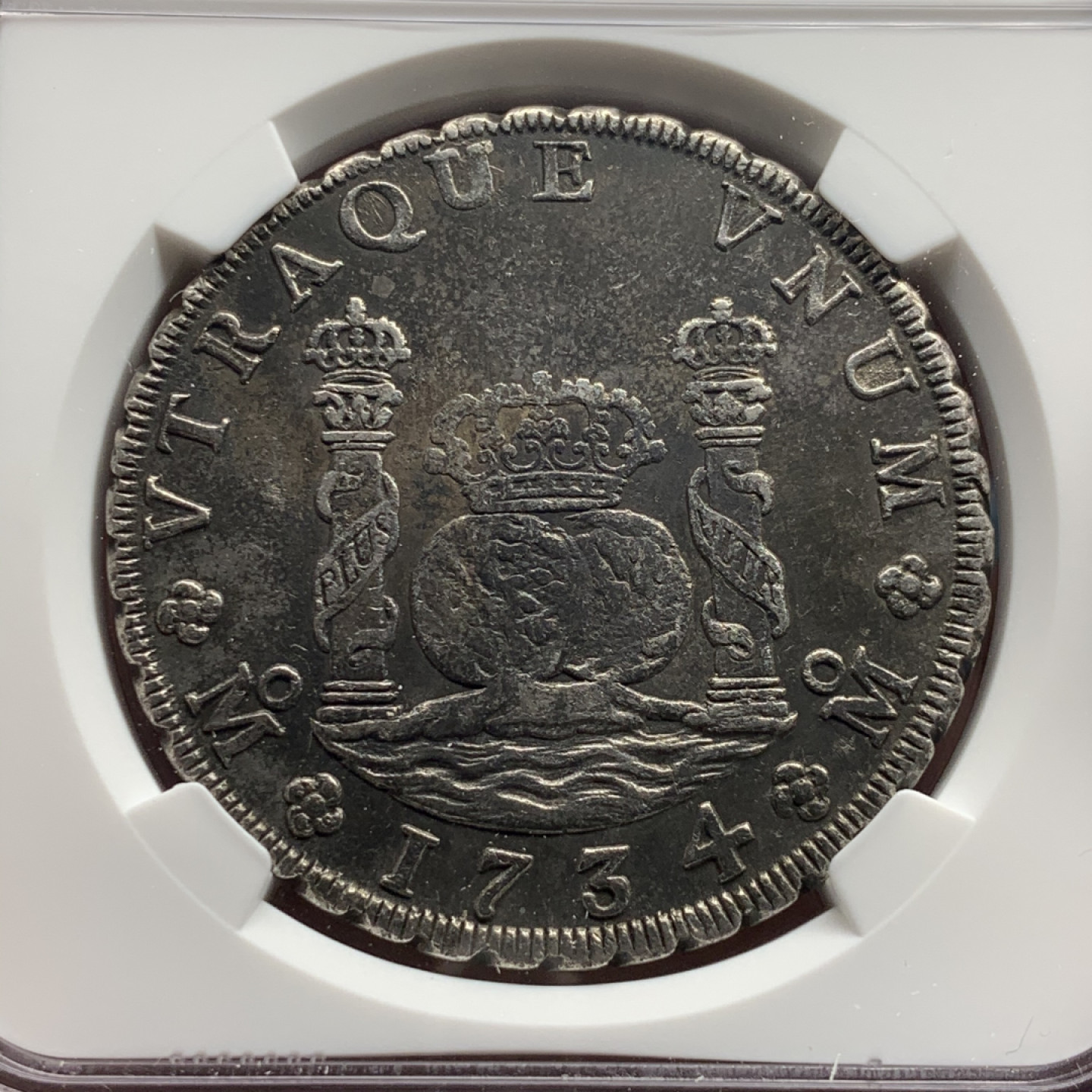 《竞宝斋》钱币微拍-第7场（不限金额顺丰包邮） NGC XF 墨西哥 1734年 菲利普五世地球双柱 8R 大银币 黑包浆老洗 早期稀少年份细节还是很好的