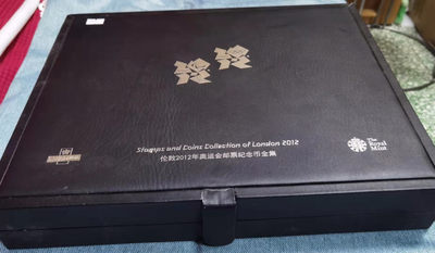 北京马甸外国币微拍第六十一期，非贵金属外国流通币，纪念币专场，陆续上新欢迎关注 - 2012年英国伦敦奥运会钱币，纪念章，邮票全集精装豪华礼盒包装：其中29枚亚克力封装全套纪念币，30枚邮票，8枚微章，总重量达5公斤左右，中拍者包邮。注包装边上有小磨损如图