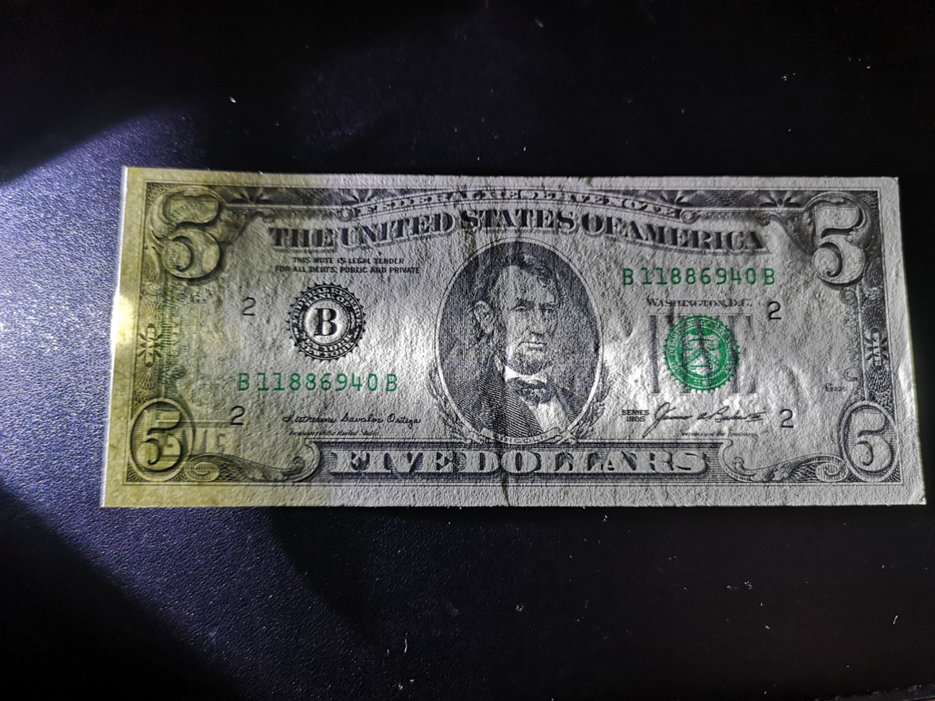《外钞收藏家》金九银十双拍9号场（总133期）（本期72件） 1985年小头 5美元 UNC- 这张品相比UNC差些 参考测光