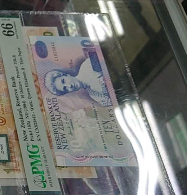 今晚八点半【囧羊收藏】精选微拍第38期暨2021年第二十九期 评级裸钞混合场 1992年新西兰10元纸币 全新UNC（同款连号的评66分见参考图）