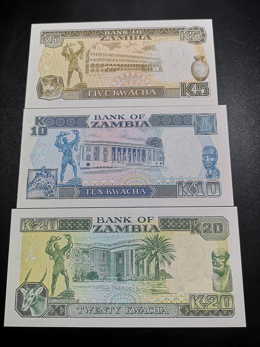 《外钞收藏家》金九银十双拍9号场（总133期）（本期72件） 三个国家八张纸币一起 全新UNC